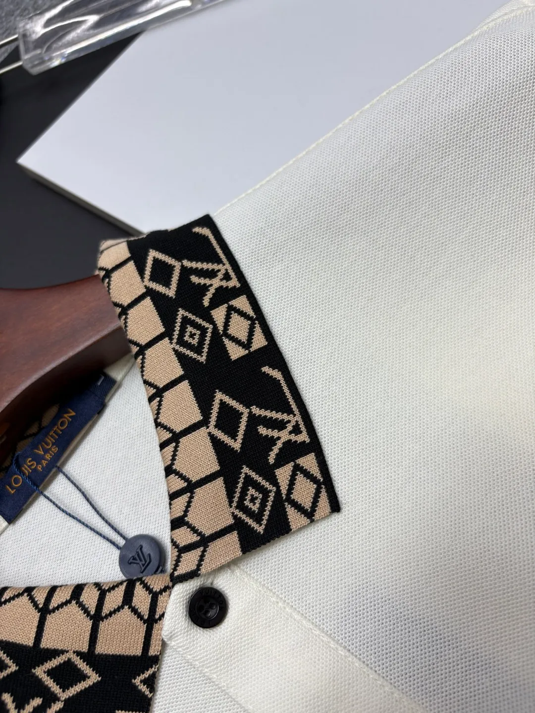 🅿️210 LV Louis Vuitton's new embroidered Polo shirt. Original fabric. Official same style. Made of 210 grams of pure cotton pique fabric, customized in the same vat dyeing fabric. It feels very comfortable and smooth. The version is quite wide and stylish. Produced by a first-line brand factory. Imported Behringer embroidery machine. The embroidery is full and textured. The collar rib is woven with imported yarn. It will not deform after long-term wear. The latest style for spring and summer. Fashionable and individual. A super versatile and good-looking piece that is very suitable for both men and women. A must-have item for everyone. Color: black, white, apricot, sapphire blue. Size: M-XXXL